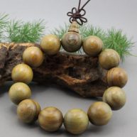 Vòng tay phong thủy gỗ đàn hương xanh